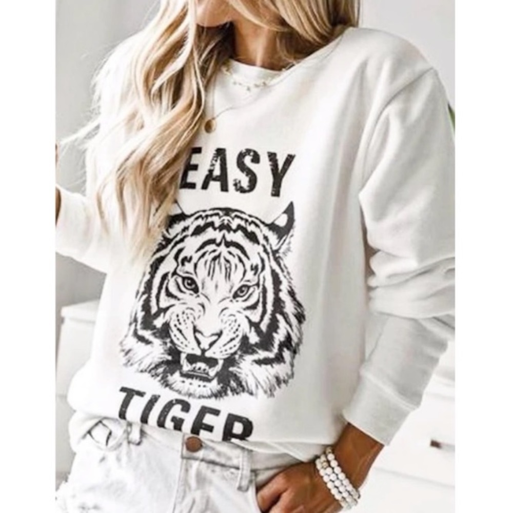🎉HP🎉 Comfy White “Easy Tiger” Sweatshirt Top